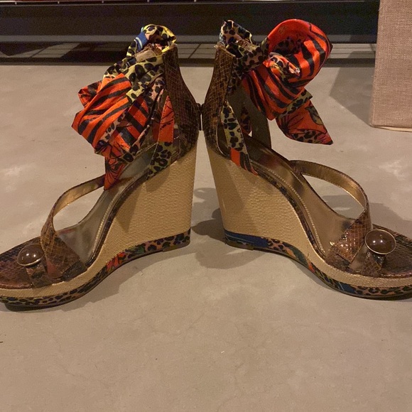 Like new Carlos Falchi print wedges 7.5M - Picture 2 of 6
